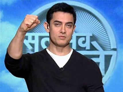Aamir Khan challenge rituals, ties rakhi to his sister!