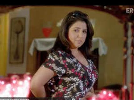 Shirin Farhad dancing to the tunes of 'Khatti Meethi'