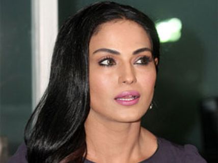 Veena Malik to host T20 match on TV
