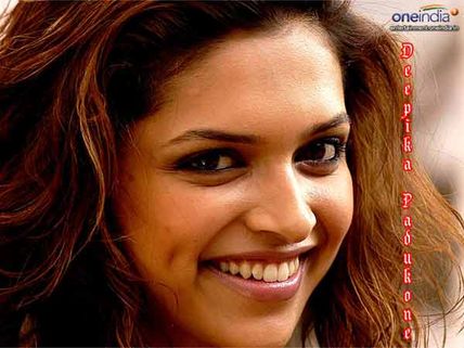 Deepika Padukone mesmerises us with her dimpled smile