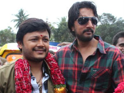 Ganesh-Sudeep bury hatchet at Auto Raja muhurat