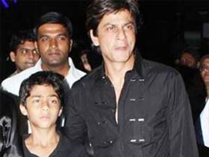 Why Shahrukh Khan does not want his son to stay in India?