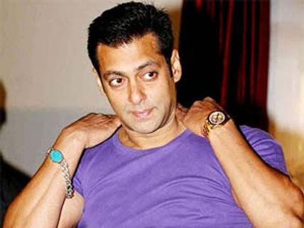 What is Salman Khan doing to quit smoking?