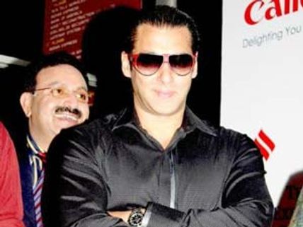 Salman Khan can play both Shahrukh and Aamir!