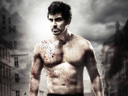 Picture: Vikram sports six-pack in Thaandavam