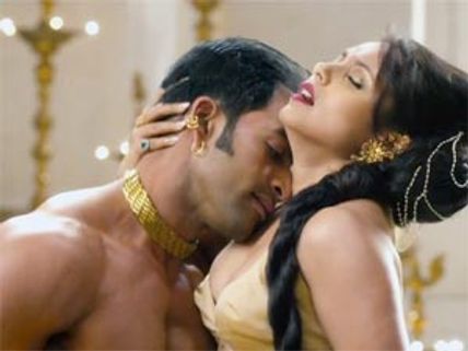 Aiyyaa Movie Review: Ready for a 'WAKDA' ride?