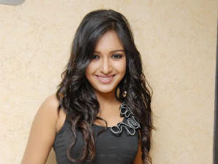 Catherine Tresa replaces Richa Allu Arjun's Iddarammayilatho