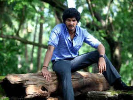 Theevram Movie Review - Half baked!