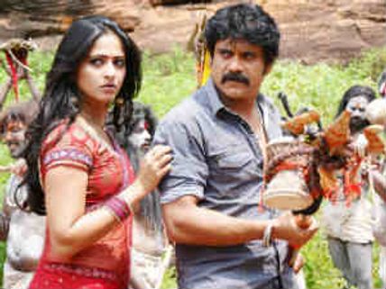 Damarukam - Movie Review: A Nagarjuna show