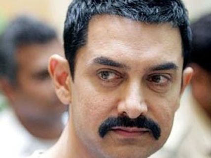 Talaash director speaks too high about Aamir, prefers to chop her hands for him!
