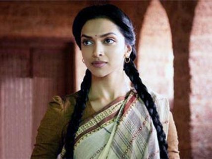 Deepika Padukone acts strong, dances despite getting injured!