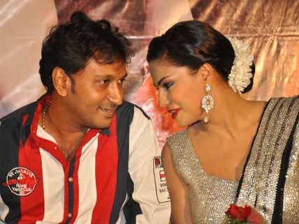 When Veena Malik kissed, hugged Hemant Madhukar on stage