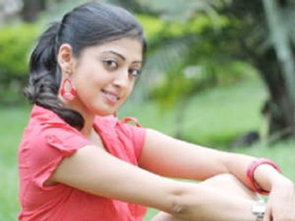 Pranitha bags Pawan Kalyan film