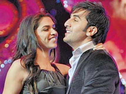 Deepika Padukone avoids media to see Ranbir Kapoor perform