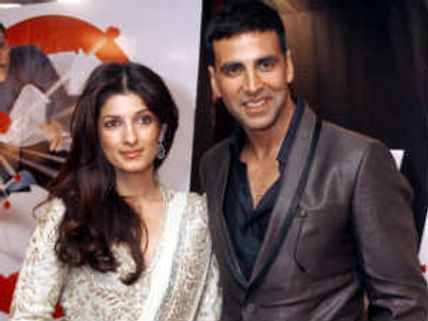 Wife Twinkle Khanna gives Akshay Kumar standing ovation!