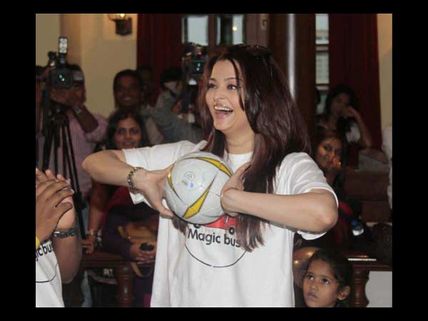Aishwarya Rai Bachchan with her die-hard fans - See rare and unseen pictures