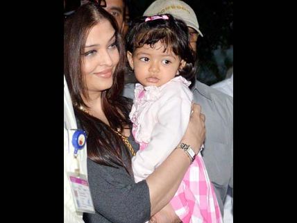 Pictures: Aishwarya Rai Bachchan spotted with Aaradhya Bachchan at Mumbai airport