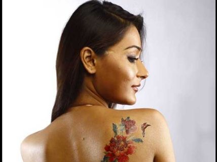 Sara Khan turns item girl - Hot Pictures