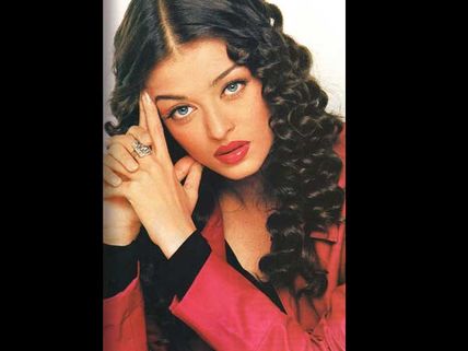 Rare and Unseen pictures of Aishwarya Rai Bachchan in Red!
