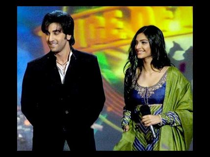 Rare-Unseen pictures: Rishi Kapoor ends his war against Sonam Kapoor over Ranbir?