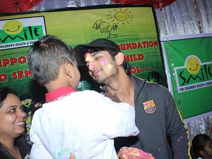 Sushant Singh Rajput celebrates Holi in a 'special' way - Pictures