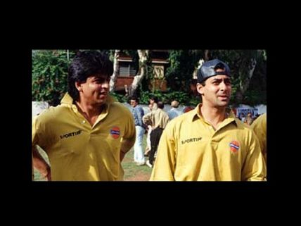 Pics: OMG! Shahrukh spotted at rival Salman's residence