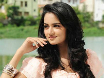 Shanvi playing a fashion design student in Adda