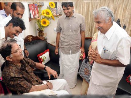 Photos: CM Oommen Chandy meets Jagathy Sreekumar