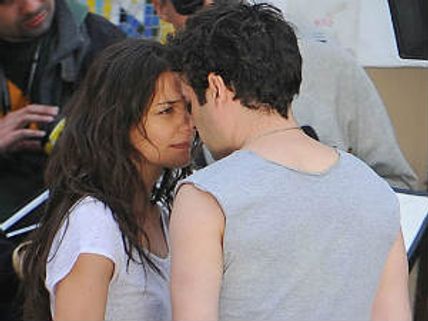 Katie Holmes seen kissing Luke Kirby in public!!!