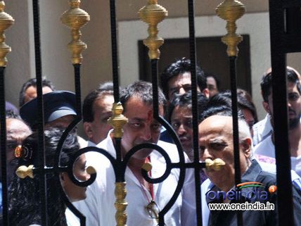 Crowds jostle as Sanjay Dutt leaves home for jail 