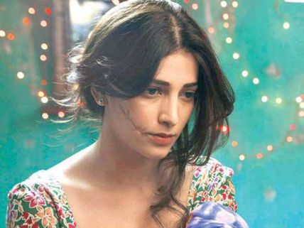 Kamal Hassan helps Shruti to get it right