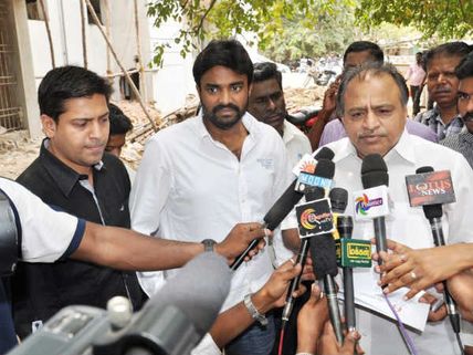 Vijay files complaint over Thalaivaa song leak