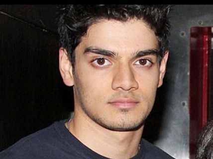 Suraj Pancholi following the footsteps of dad Aditya's flirtatious ways? 