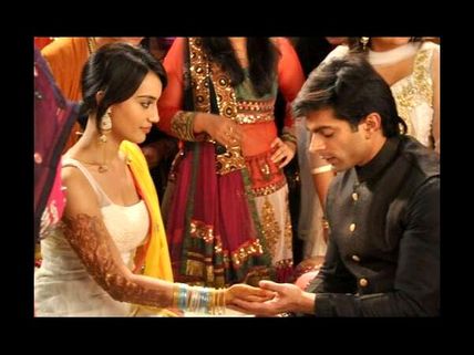 Qubool Hai: Zoya challenged to bare acid mehandi!