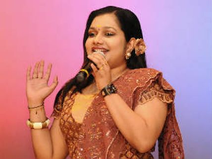 Rimi Tomy making acting debut with Anchu Sundarikal