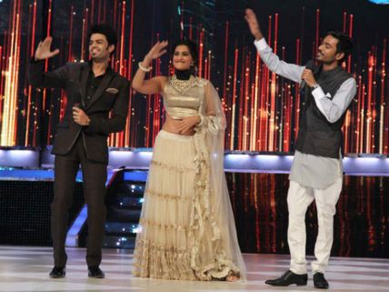 Dhanush and Sonam Kapoor in Jhalak Dhikla Jaa to promote Raanjhanaa