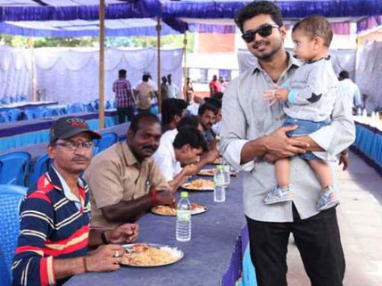 Pics: Thalaivaa Vijay celebrates birthday on Jilla sets