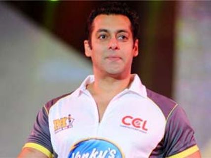 Salim Khan doesn't interfere in son Salman's personal affairs