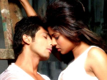 Pics: Priyanka Chopra chooses ex-boyfriend Shahid over SRK!