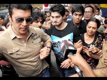 See Pictures: Jiah Khan's boyfriend Suraj Pancholi leaves jail