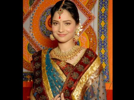 Sushant Singh Rajput's girlfriend to romance SRK?