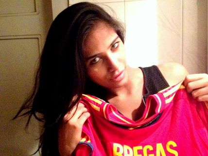 Poonam Pandey Becomes Stubborn, Claims To Strip Again!