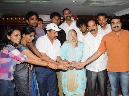 Acid Victim Gets Donation From Case No 18/9 Team