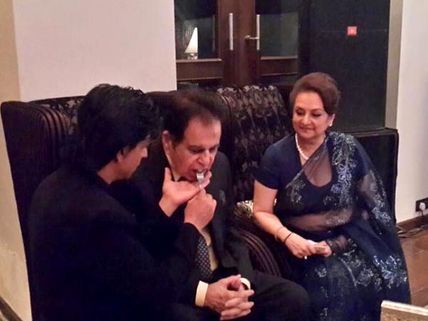 See Photo: Shahrukh Feeds Dilip Kumar At Eid Bash