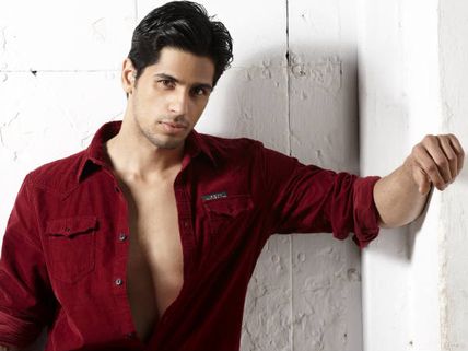 Sidharth Malhotra Acts Weird, Threatens To Sue Fans!