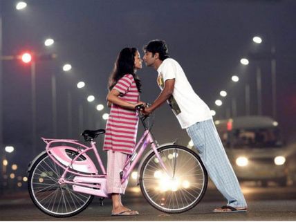 Ponmaalai Pozhudhu - Movie Review