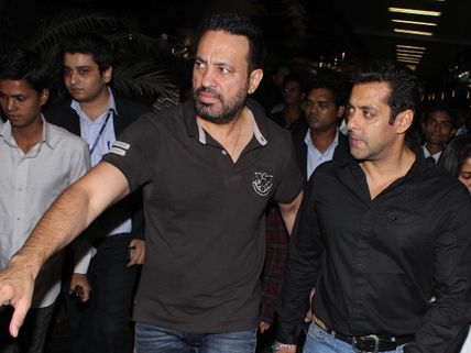 Salman's Bodyguard Beats Up A Young Woman?