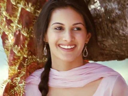 Love The Hospitality Of Tamil Industry: Amyra Dastur