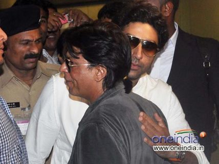 Shahrukh-Abhishek Hug At Mumbai Airport After Happy New Year's Dubai Shoot  
