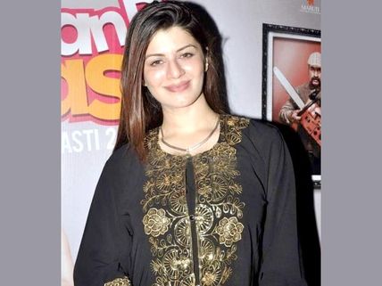 Grand Masti Party: Kainaat Arora Fiercely Covers Up Her Body!